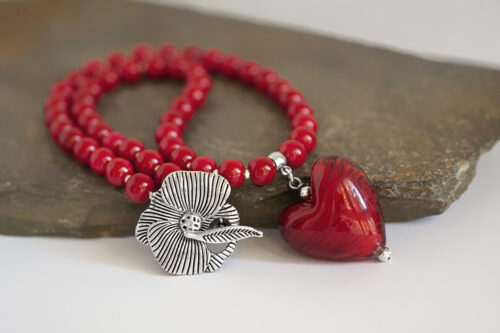 Halskette mit rotem Herz