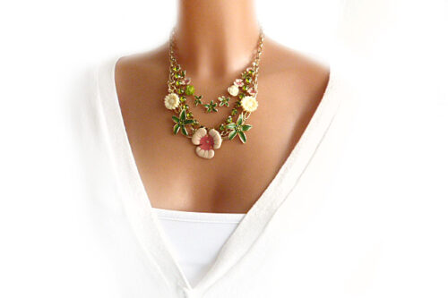 Halskette mit Blüten