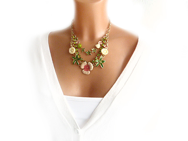 Halskette mit Blüten